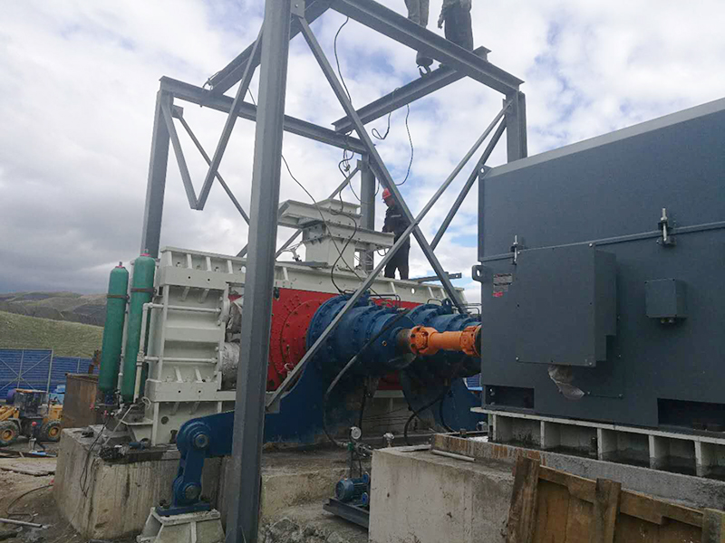 海祥疊層篩廠家的客戶們正在現場使用高壓輥磨機